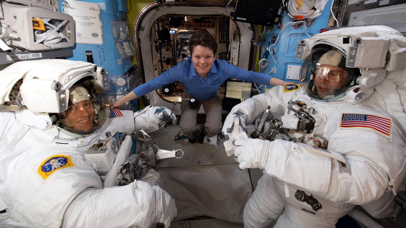 Image 1 : Pour les activités hors de l'ISS, les femmes  doivent se partager une combinaison spatiale
