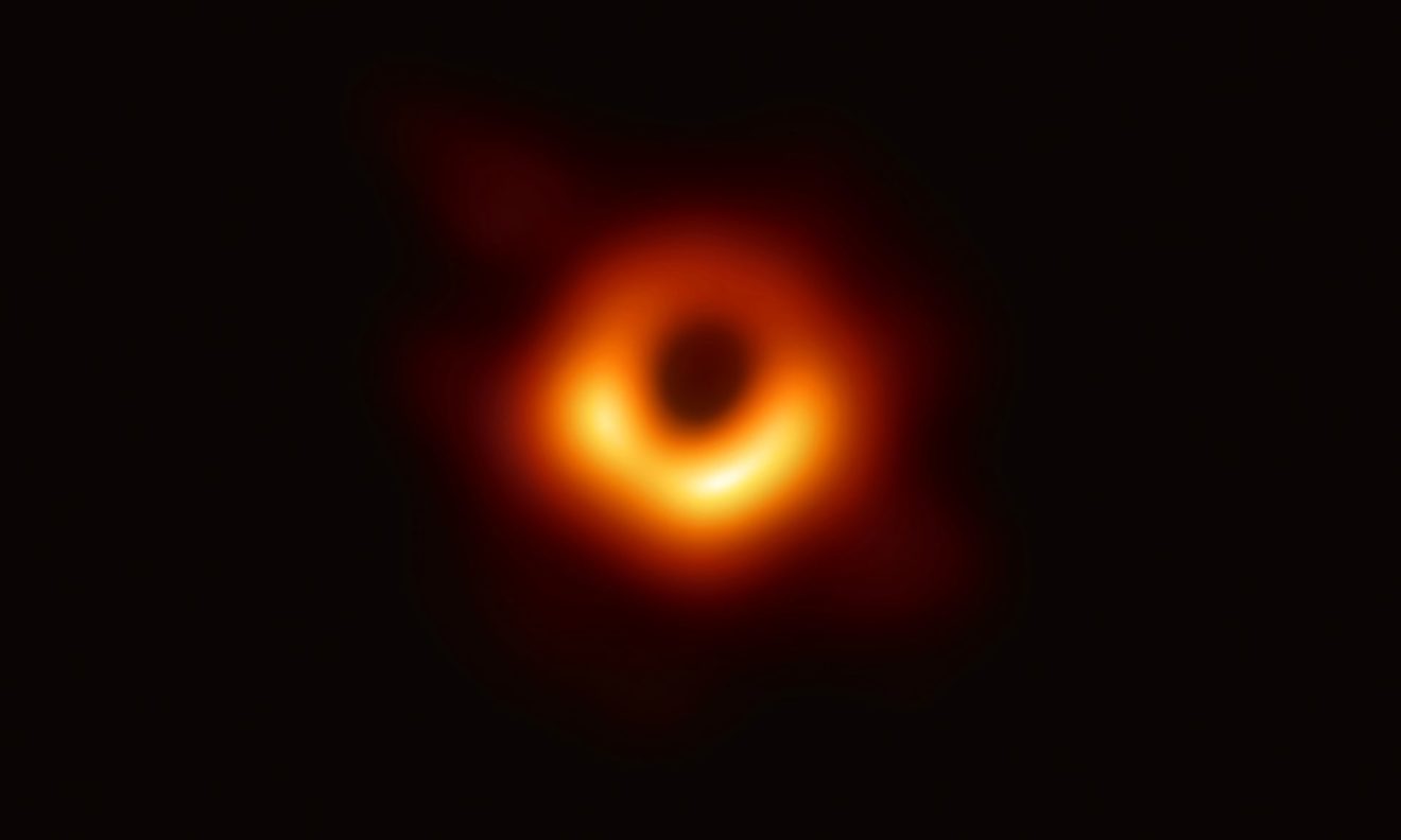 Image 1 : Des astronomes ont capturé la première image d'un trou noir