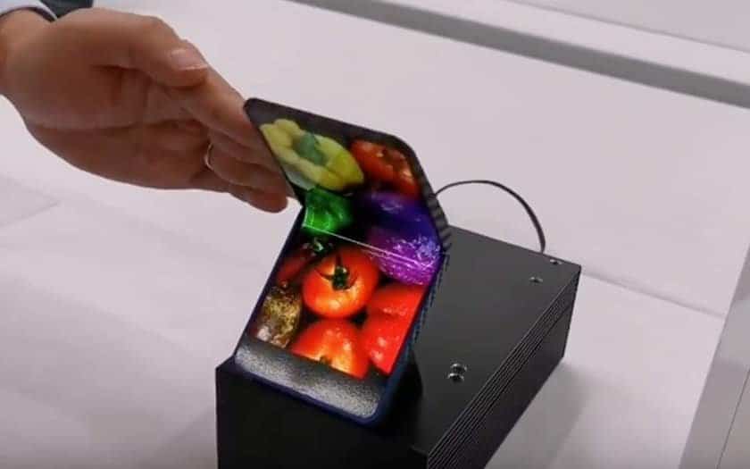 Image 1 : Sharp ne fait rien comme tout le monde et déplie son smartphone dans l'autre sens