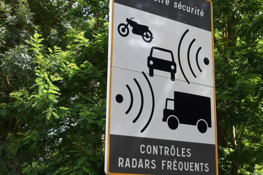 Image 1 : Google Maps signale les radars, mais pas en France