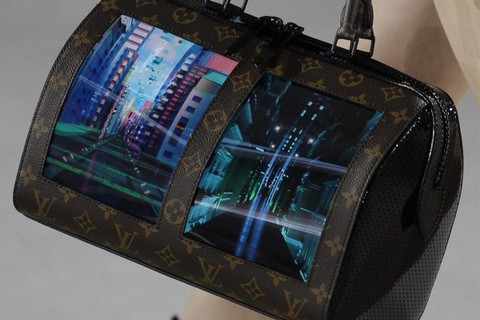 Image 1 : Louis Vuitton crée des sacs à main avec écrans intégrés