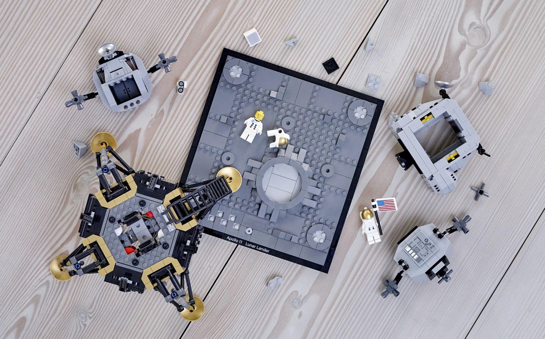 Image 1 : LEGO sort un ensemble d’atterrisseur lunaire Apollo 11