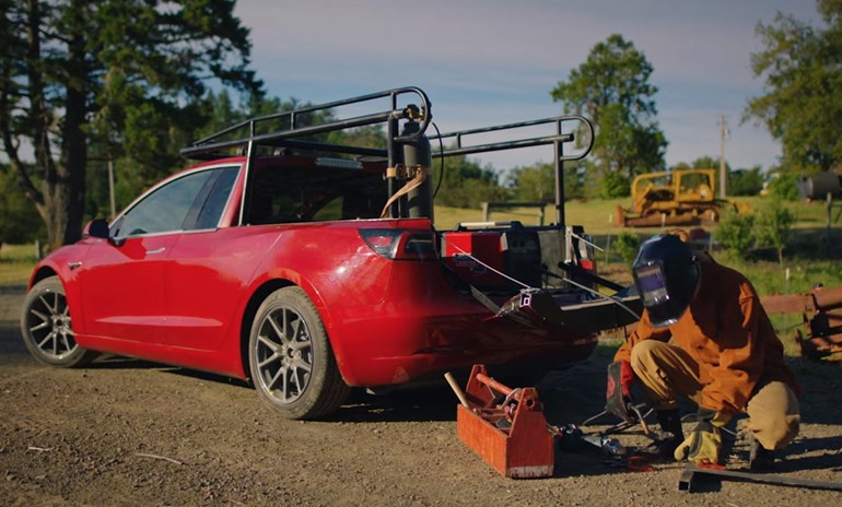 Image 2 : Une YouTubeuse transforme sa Tesla Model 3 en pickup