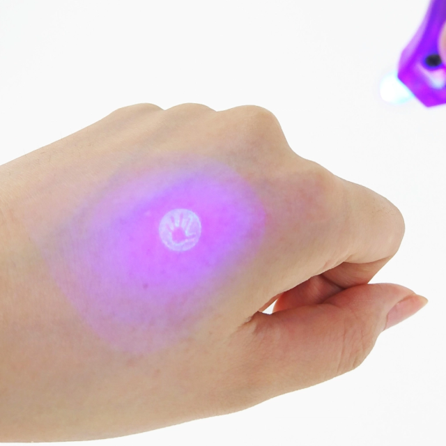 Image 2 : Un tampon ultraviolet pour marquer les pervers japonais