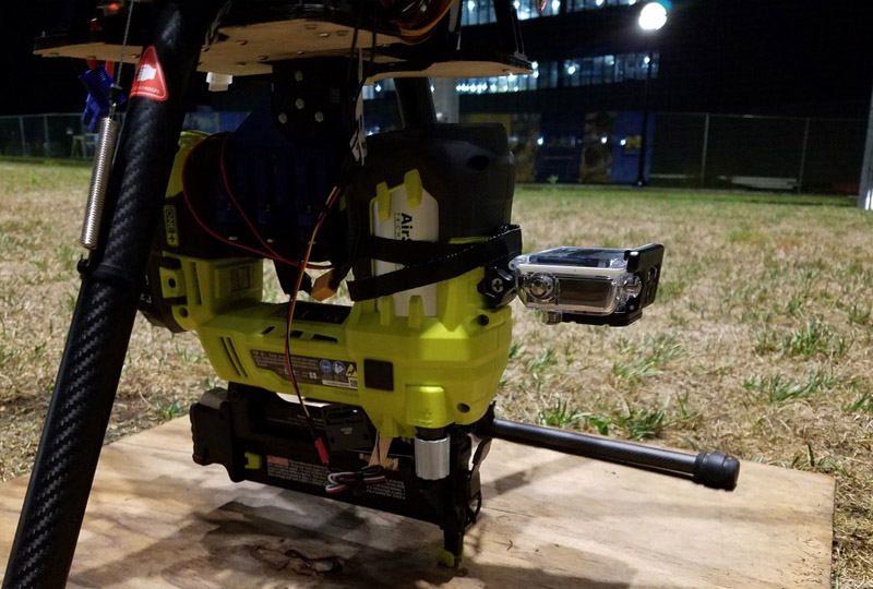 Image 1 : Des scientifiques arment un drone autonome avec une cloueuse