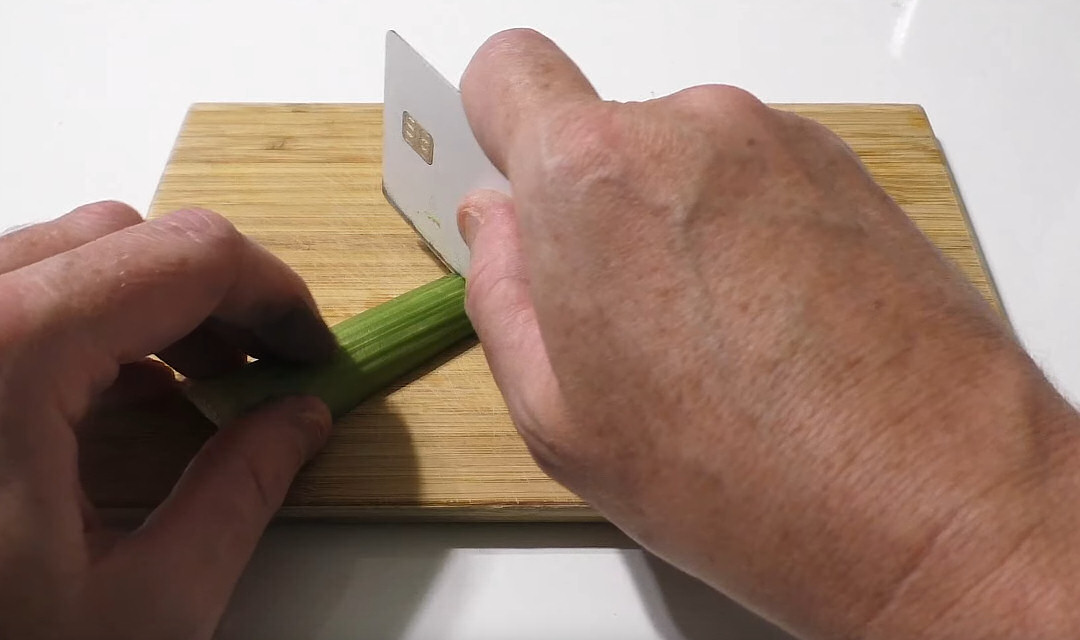 Image 1 : Apple Card : il transforme sa CB en couteau