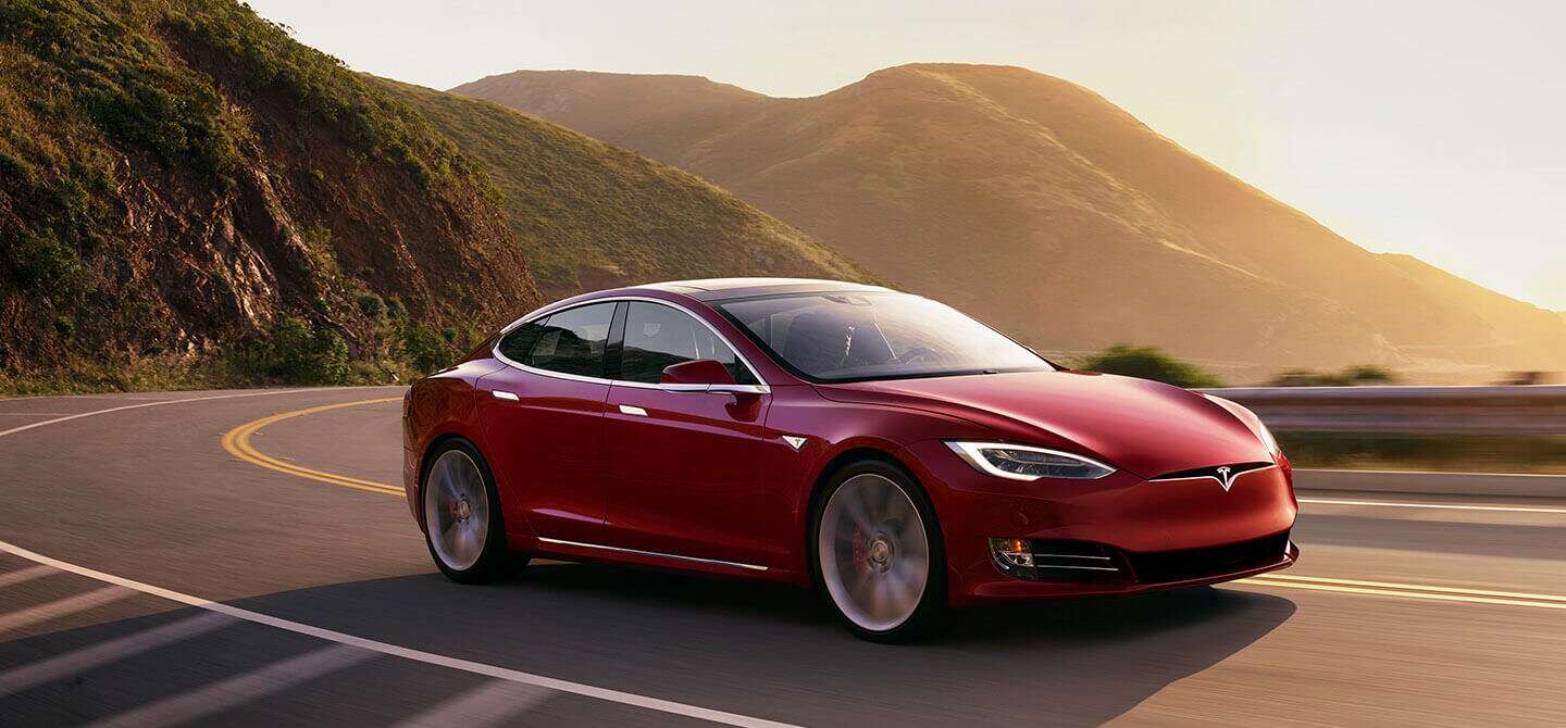 Image 1 : Elon Musk défie Porsche sur le circuit de Nürburgring