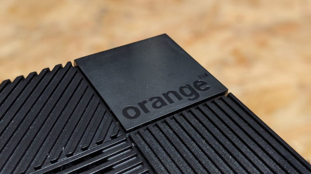 Image 17 : Livebox 5 : on a (déjà) démonté la box recyclée d'Orange