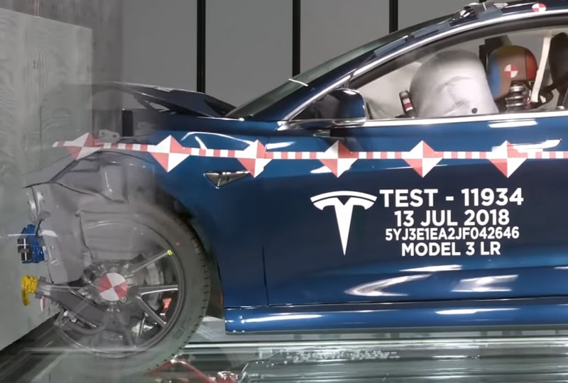 Image 1 : Tesla mise sur la sécurité avec de nouveaux brevets et un labo de crash test