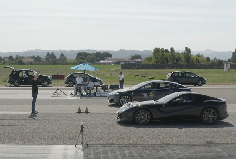 Image 1 : Des Tesla Model S et Model 3 mettent une Ferrari F12 à l’amende