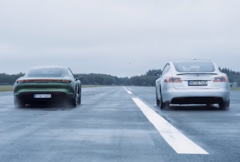 Image 1 : Tesla Model S P100D vs. Porsche Taycan : qui gagne sur une piste de dragster ?