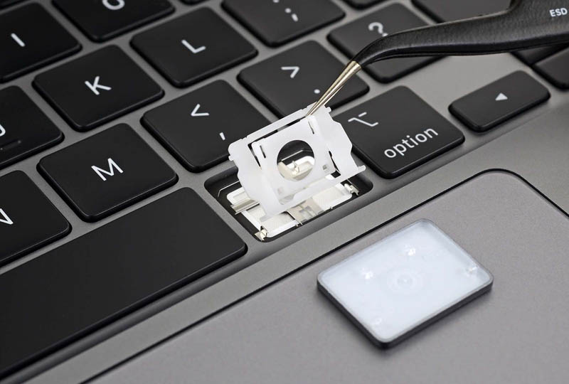 Image 1 : MacBook Pro 16 pouces : iFixit démonte le clavier du nouveau portable d'Apple