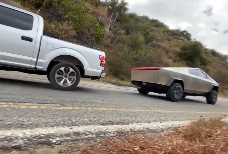 Image 1 : Tesla : Ford veut refaire le match Cybertruck vs F-150