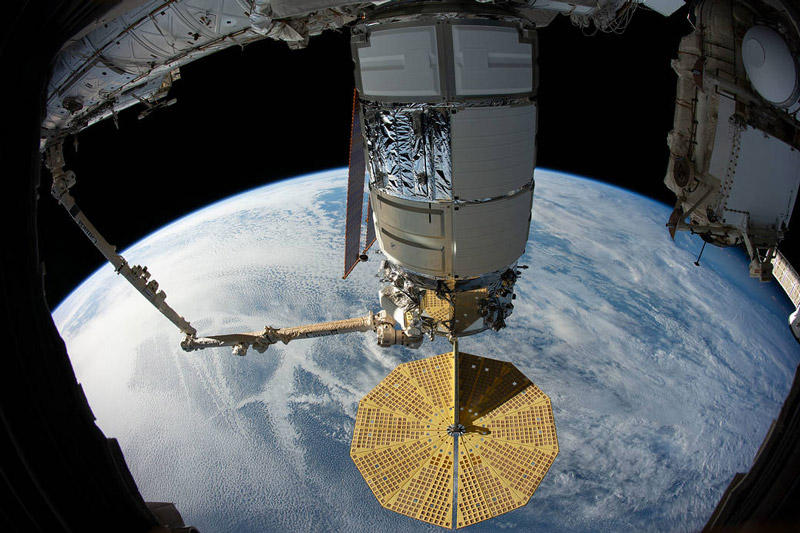 Image 1 : NASA : Cygnus ravitaille l’ISS avec 12 bouteilles de vin