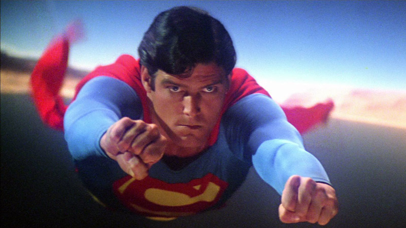 Image 1 : Microsoft embarque les 75,6 Go de Superman sur un disque de verre futuriste