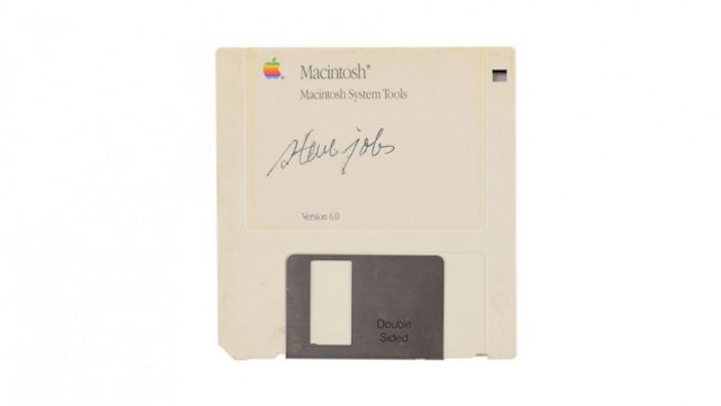 Image 1 : Une disquette signée Steve Jobs mise aux enchères