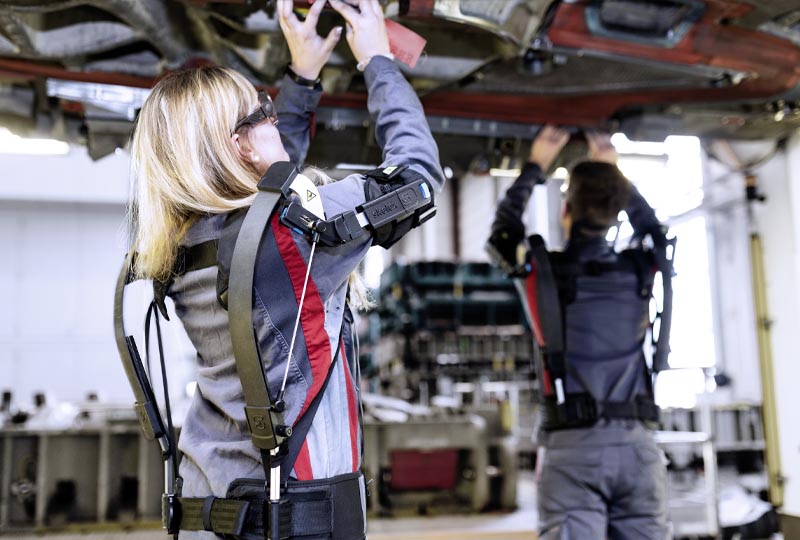 Image 2 : Audi : des exosquelettes pour soulager les mécaniciens