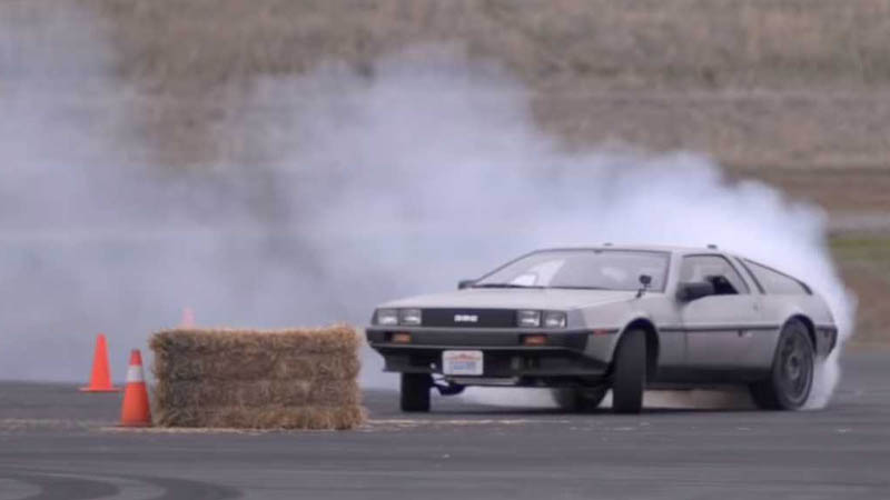Image 1 : Électrique et sans chauffeur, une DeLorean drifte gracieusement