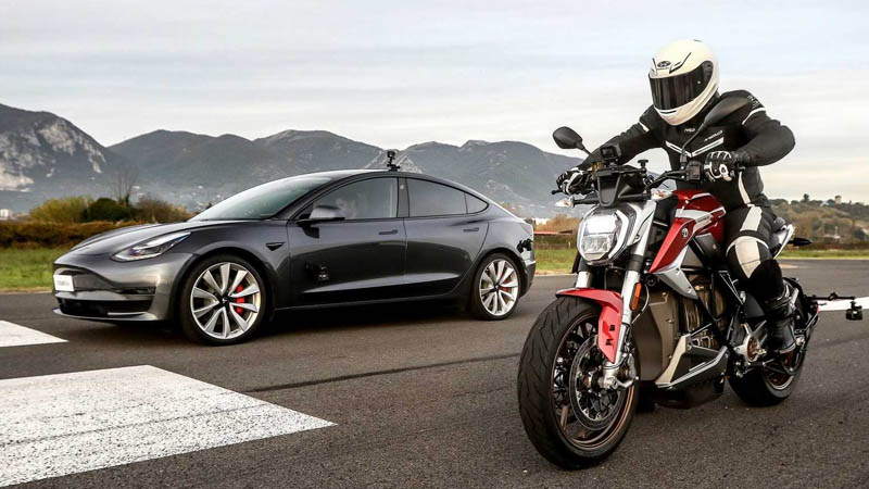 Image 1 : Qui de Tesla Model 3 ou de la moto électrique Zero SR/F est la plus rapide ?