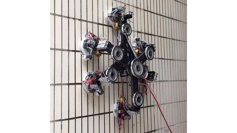 Image 1 : Deux scientifiques mettent au point un robot capable de grimper aux murs
