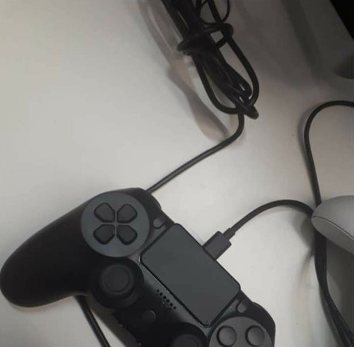 Image 3 : PS5 : nouvelles photos volées de la console et de sa Dualshock 5