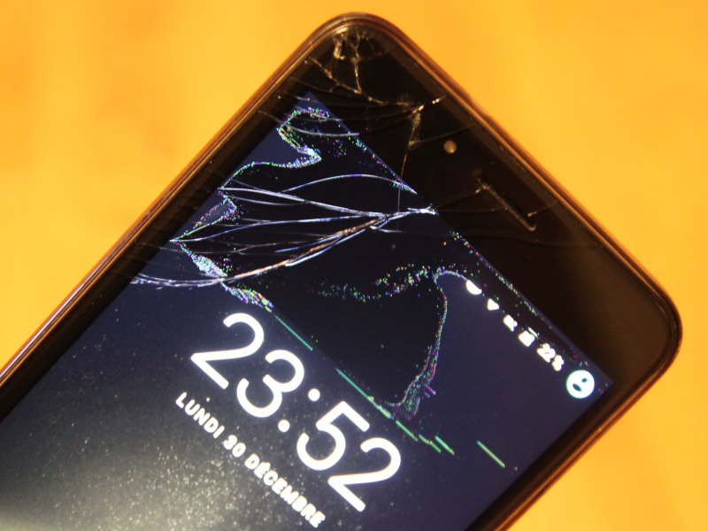 Image 1 : Écran cassé : comment utiliser mon smartphone et récupérer mes données ?