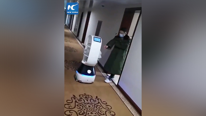 Image 1 : Coronavirus : un robot apporte à manger aux personnes en quarantaine