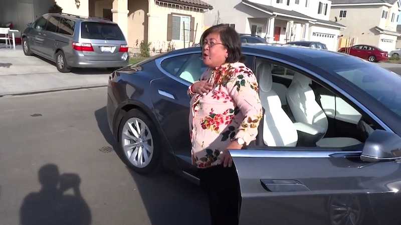 Image 1 : Tesla : une grand-mère effrayée par la conduite autonome d'une Model S