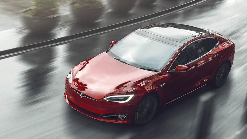 Image 1 : Tesla réfute que ses voitures accélèrent toutes seules