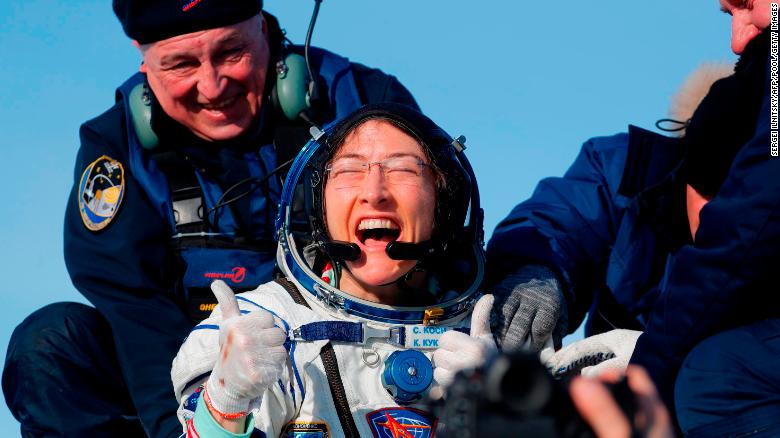 Image 1 : Christina Koch de retour sur Terre : « je réapprends à marcher »