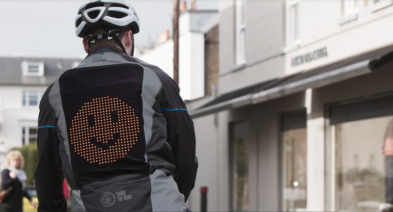 Image 1 : Ford invente une veste avec clignotants et emoji intégrés pour les cyclistes