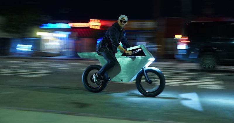 Image 1 : Le Tesla Cybertruck s’accompagne de la Cyberbike pour Casey Neistat