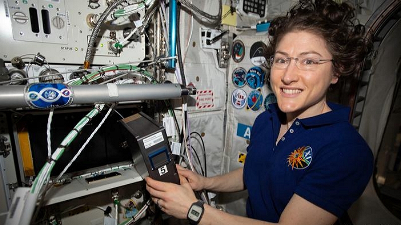 Image 1 : Christina Koch a battu le record féminin du plus long voyage dans l’espace