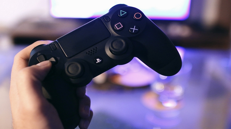 Image 1 : PS5 : la Dualshock 5 aurait un accessoire de recharge sans fil