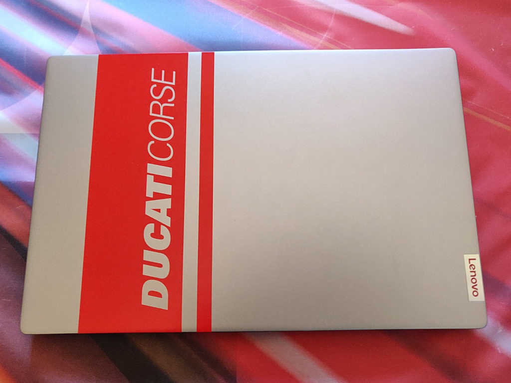 Image 2 : Lenovo Ducati 5, voici le PC portable dédié aux fans de motos