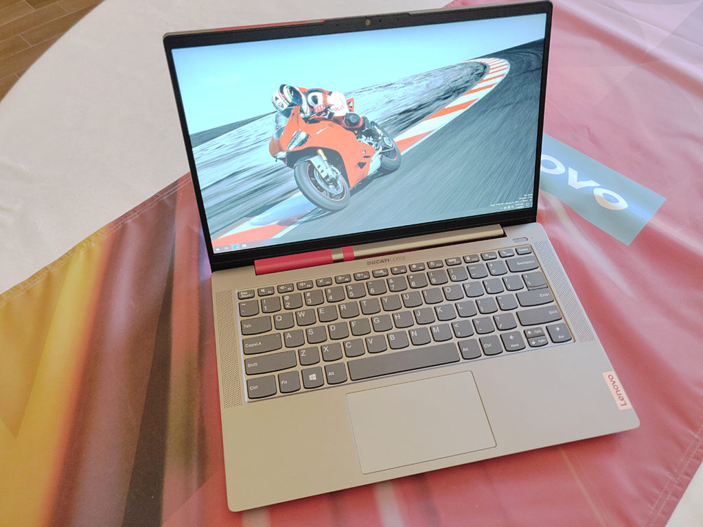 Image 1 : Lenovo Ducati 5, voici le PC portable dédié aux fans de motos