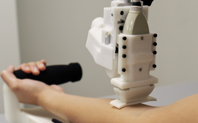 Image 1 : Ce robot est plus efficace que l'humain pour faire les prises de sang