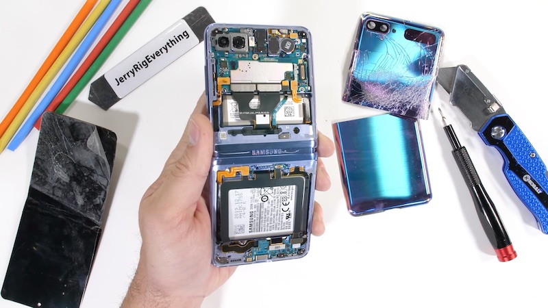 Image 1 : Galaxy Z Flip : l’écran du smartphone pliant de Samung est bien en verre
