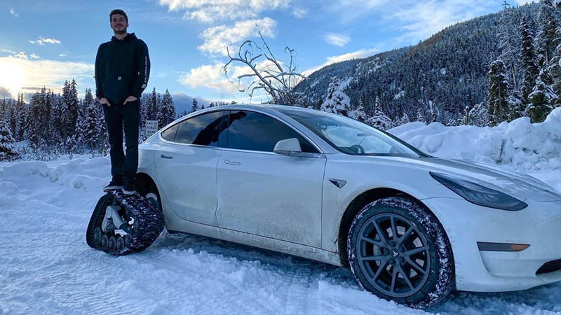 Image 1 : Tesla et la neige : et si on mettait des chenilles à une Model 3 ?