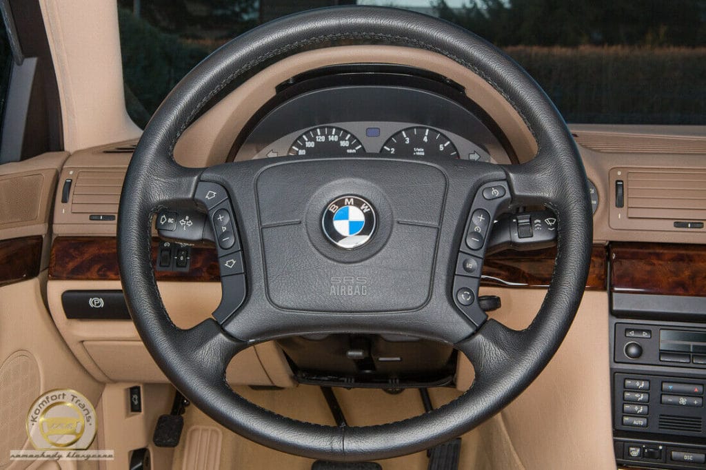 Image 2 : Conservée dans une bulle depuis 1997, une BMW 740i neuve est mise aux enchères