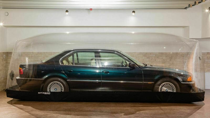 Image 1 : Conservée dans une bulle depuis 1997, une BMW 740i neuve est mise aux enchères