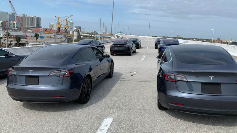 Image 1 : Une flotte de 9 Tesla Model 3 roule en formation sur une voie rapide de Floride