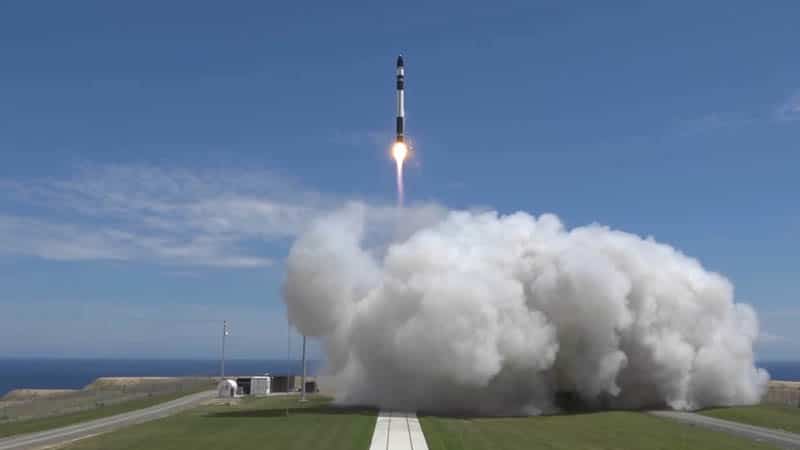 Image 1 : Rocket Lab attrape sa fusée avec un hélicoptère pour pouvoir la réutiliser