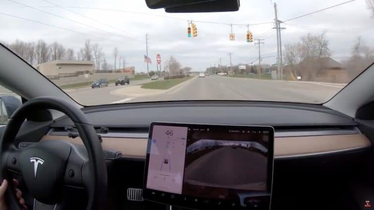 Tesla Auto Pilot Intersection Tesla : l’Autopilot se met à jour pour reconnaître et réagir aux feux ...