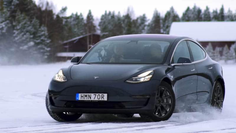 tesla model 3 neige