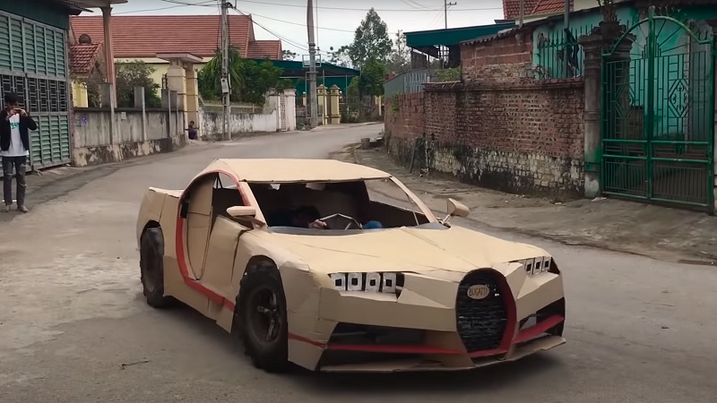 Image 1 : Bugatti Chiron : avec 100$, ils construisent une réplique en carton, à pédales et pilotable