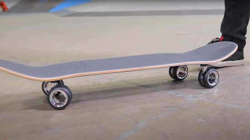 Image 1 : Il monte les roulettes à 849 € du Mac Pro sur un skateboard