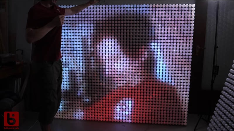 Image 1 : Il fabrique un mur lumineux avec 2000 balles de ping-pong et autant de LED RGB
