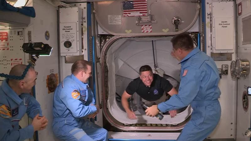 Image 1 : SpaceX : La capsule Crew Dragon s’arrime avec succès, les astronautes accueillis dans l’ISS
