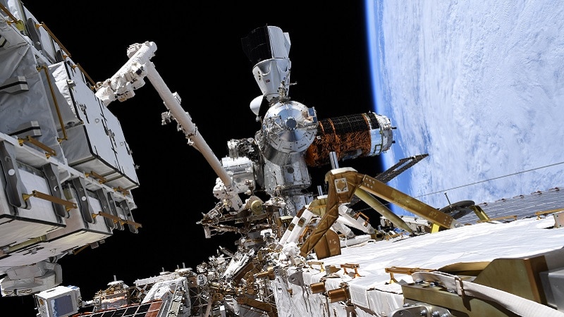 Image 1 : NASA : un astronaute perd son miroir dans l’Espace
